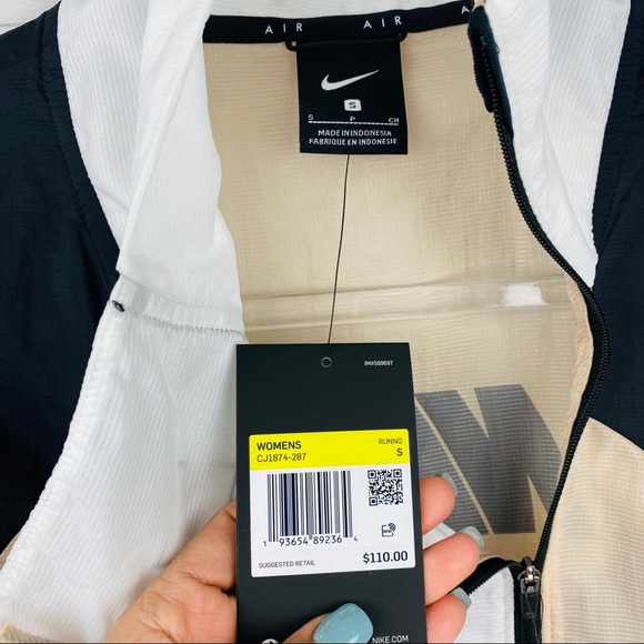 Nike| Women’s Nike Air light Jacket - Picture 6 of 10